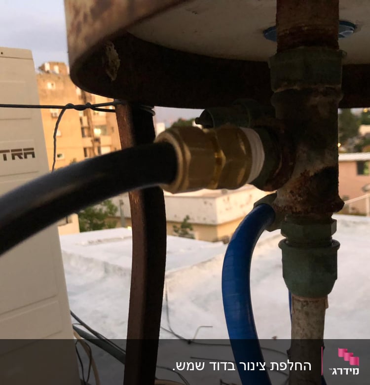 צינור שחור מחובר למערכת צנרת עם מחברים